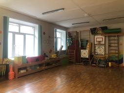 Спортивный зал в ДОУ предназначен для организации физкультурно-оздоровительной работы с детьми, направленной на укрепление их здоровья, развитие двигательной активности и формирование навыков здорового образа жизни. В зале проводятся утренняя гимнастика, физкультурные занятия, спортивные развлечения, игры и индивидуальная работа с детьми