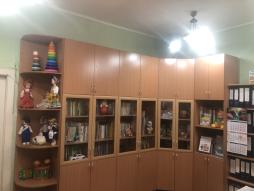 Библиотека в методическом кабинете ДОУ предназначена для  обеспечения  участников воспитательно-образовательного процесса доступом к информации, знаниям, идеям и культурным ценностям. 
Методический кабинет ДОУ - это специализированное помещение, предназначенное для методической работы с воспитателями и другими педагогическими работниками. Его основная цель - повышение качества образовательного процесса в ДОУ, поддержка и развитие профессионального мастерства педагогов.